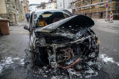 Stuttgart: PKW in Brand geraten